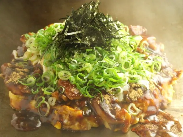 海苔をのせたお好み焼き