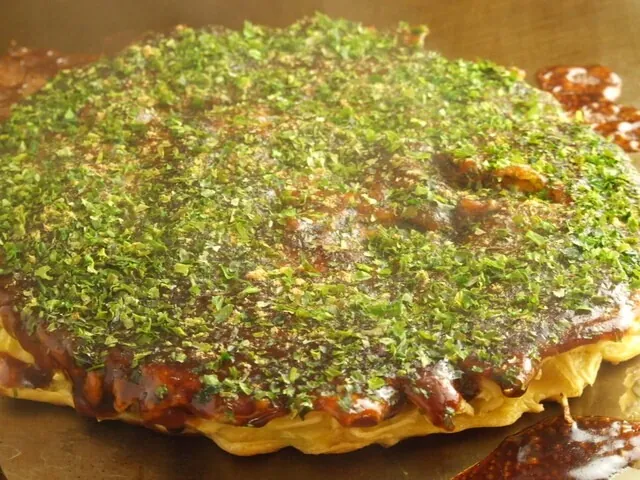 鉄板で焼き上げたお好み焼き