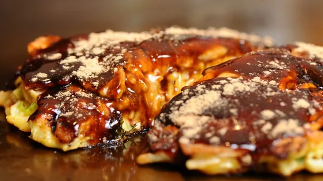 鉄板で焼く2枚のお好み焼き