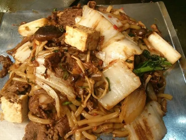 鉄板で焼く肉と野菜